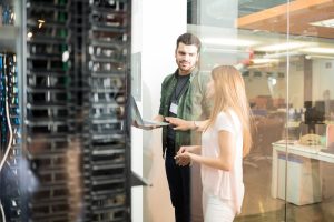 Ruang Server yang Andal, Fondasi Bisnis Tetap Berjalan
