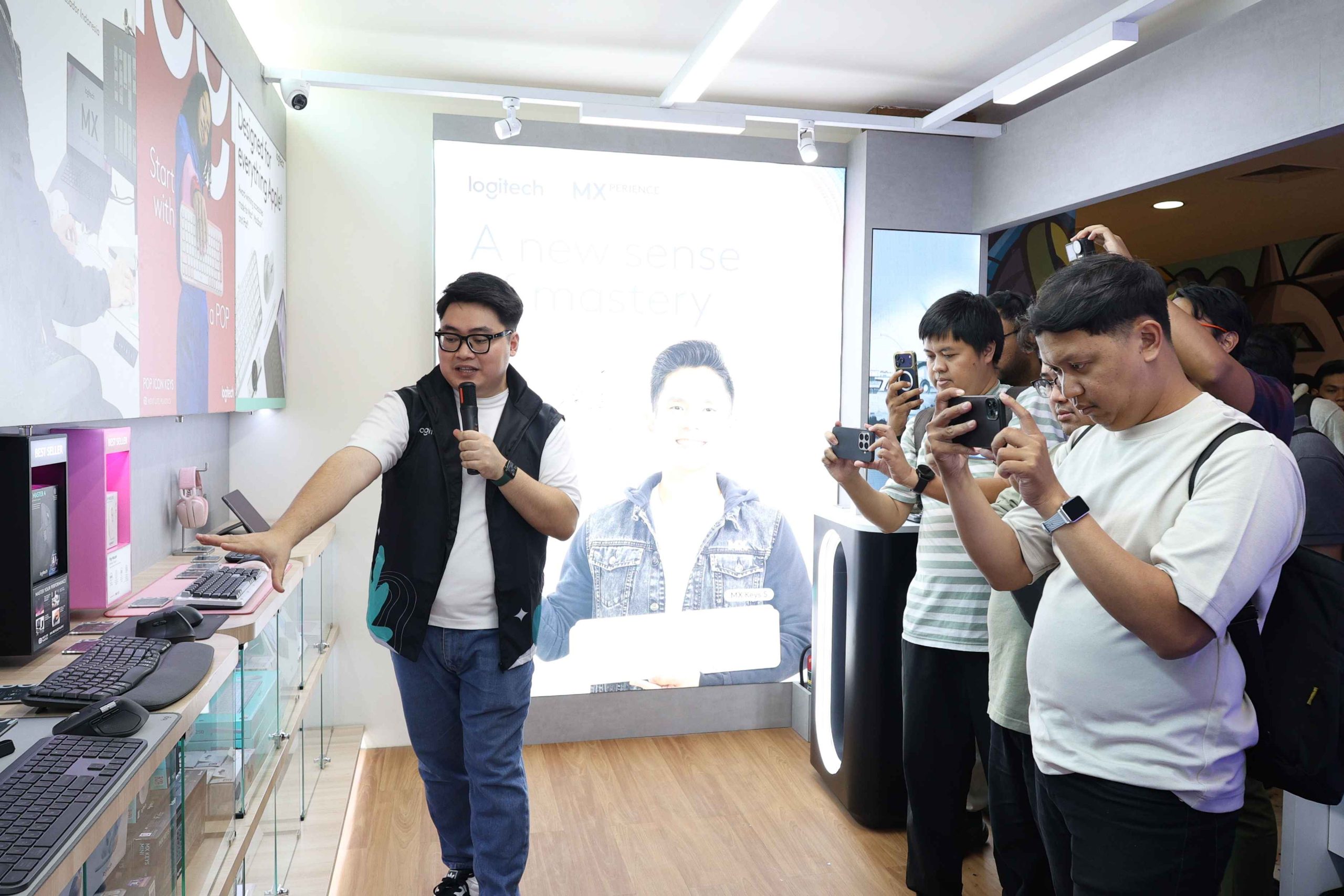 Peresmian Logitech Experience Store