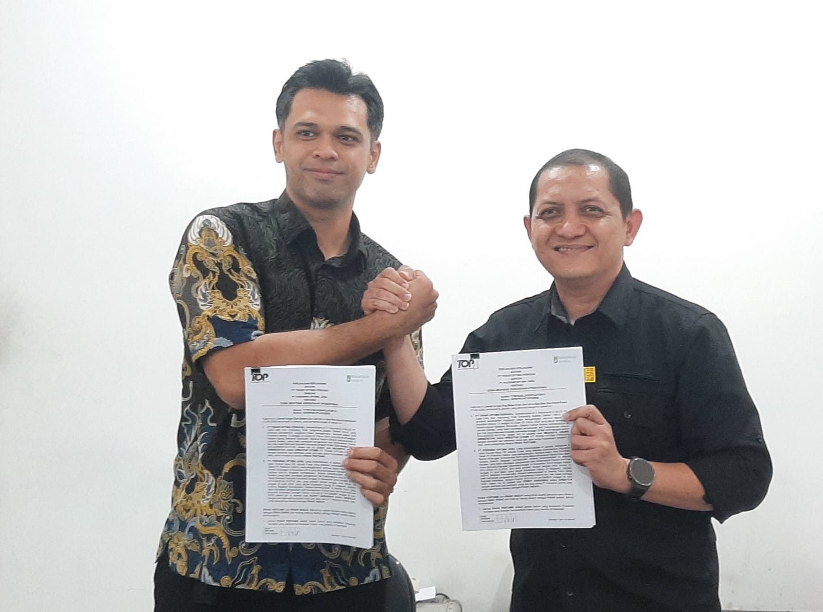 CEO PT Trans Optima Perkasa Agung Beratha dan Ferry Hariawan Direktur PT Pesonna Optima Jasa