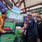 xlsmart, xl, xl axiata, XLSMART bersama dengan REWIND menghadirkan E-Waste Reverse Vending Machine pertama di Indonesia untuk mendorong pengelolaan sampah elektronik yang lebih bertanggung jawab melalui teknologi, edukasi, dan aksi nyata generasi muda. Program berlangsung pada 14–28 September 2026, diawali dengan peluncuran di Aula Timur ITB pada 14 September 2026 dan dilanjutkan dengan aktivasi #ByeByeBox di area kampus ITB hingga 28 September 2026. Dalam tahap pertama kampanye XLSMART dan REMIND menargetkan pengumpulan 600 kg e-waste. Seluruh e-waste yang terkumpul akan dicatat dan diukur sebagai bagian dari pengukuran dampak program secara keseluruhan.