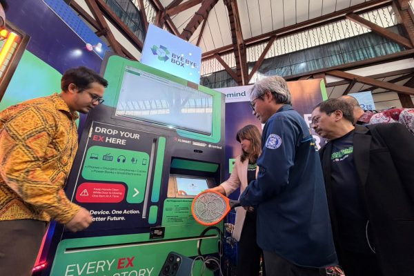 xlsmart, xl, xl axiata, XLSMART bersama dengan REWIND menghadirkan E-Waste Reverse Vending Machine pertama di Indonesia untuk mendorong pengelolaan sampah elektronik yang lebih bertanggung jawab melalui teknologi, edukasi, dan aksi nyata generasi muda. Program berlangsung pada 14–28 September 2026, diawali dengan peluncuran di Aula Timur ITB pada 14 September 2026 dan dilanjutkan dengan aktivasi #ByeByeBox di area kampus ITB hingga 28 September 2026. Dalam tahap pertama kampanye XLSMART dan REMIND menargetkan pengumpulan 600 kg e-waste. Seluruh e-waste yang terkumpul akan dicatat dan diukur sebagai bagian dari pengukuran dampak program secara keseluruhan.