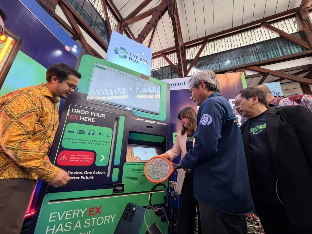 xlsmart, xl, xl axiata, XLSMART bersama dengan REWIND menghadirkan E-Waste Reverse Vending Machine pertama di Indonesia untuk mendorong pengelolaan sampah elektronik yang lebih bertanggung jawab melalui teknologi, edukasi, dan aksi nyata generasi muda. Program berlangsung pada 14–28 September 2026, diawali dengan peluncuran di Aula Timur ITB pada 14 September 2026 dan dilanjutkan dengan aktivasi #ByeByeBox di area kampus ITB hingga 28 September 2026. Dalam tahap pertama kampanye XLSMART dan REMIND menargetkan pengumpulan 600 kg e-waste. Seluruh e-waste yang terkumpul akan dicatat dan diukur sebagai bagian dari pengukuran dampak program secara keseluruhan.
